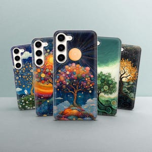 Puede incluir: Cinco fundas para teléfono diferentes con diseños de árboles coloridos. Cada funda presenta un árbol diferente con un esquema de color y un fondo únicos. Las fundas son todas de plástico transparente y tienen un acabado brillante.