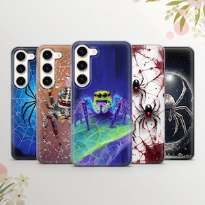 Puede incluir: Conjunto de cinco fundas para teléfono con diseños de arañas coloridas. Las fundas son transparentes y muestran el objetivo de la cámara del teléfono. Las arañas se representan en varias poses sobre fondos azules, morados, rojos y negros.
