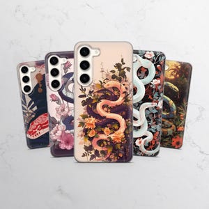Könnte beinhalten: Fünf rechteckige Smartphone-Hüllen in einer Reihe angeordnet, jede mit einem einzigartigen Design aus Schlangen, die mit verschiedenen floralen und botanischen Elementen in unterschiedlichen Farbpaletten, einschließlich Rosa, Weiß, Blau und Dunkelgrün, verflochten sind.