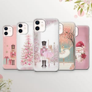 Puede incluir: Cinco fundas transparentes para teléfono con diseños rosas y blancos. Los diseños incluyen un cascanueces, un árbol de Navidad, una bailarina y Papá Noel. Las fundas están dispuestas en fila, mostrando la variedad de temas festivos.