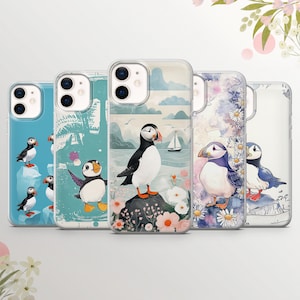 Puede incluir: Conjunto de cinco fundas transparentes para teléfono con diseños coloridos que representan frailecillos. Las fundas tienen diferentes fondos, incluyendo un diseño floral de acuarela, un diseño azul y blanco con un velero y un diseño azul y blanco con un patrón floral.