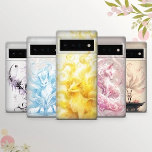 Pode incluir: Cinco capas para telemóvel com designs de raposas de diferentes cores. As capas são brancas com um recorte para a lente da câmara preta. Os designs de raposas são azuis, amarelos, cor-de-rosa, brancos e pretos.