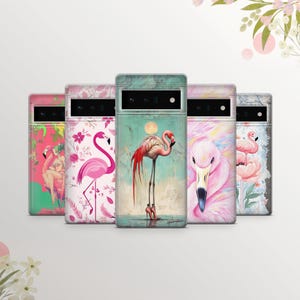 Puede incluir: Conjunto de seis fundas para teléfono con diferentes diseños de flamencos. Las fundas tienen una variedad de fondos, que incluyen un estilo acuarela, una escena tropical y un fondo blanco simple.