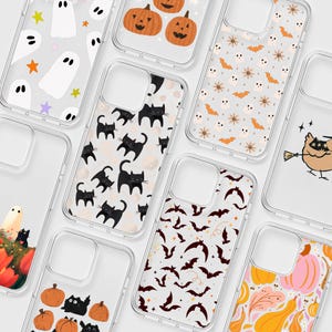 Op de afbeelding: Een collectie transparante telefoonhoesjes met diverse Halloween-patronen, waaronder witte spoken met kleurrijke sterren, oranje pompoenen, zwarte katten, vleermuizen en herfstpompoenen. Elk hoesje heeft een uitsparing voor de camera.