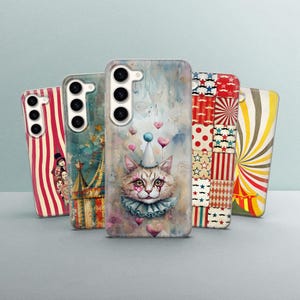 Op de afbeelding: Vijf verschillende telefoonhoesjes met verschillende ontwerpen. Een hoesje heeft een aquarel schilderij van een kat met een narrenmuts. Een ander hoesje heeft een patchwork ontwerp met rode, witte en blauwe kleuren. Een ander hoesje heeft een gestreept ontwerp met rode, witte en gele kleuren. Een ander hoesje heeft een gestreept ontwerp met rode, witte en blauwe kleuren. Een ander hoesje heeft een gestreept ontwerp met rode, witte en gele kleuren.
