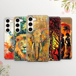 Puede incluir: Una colección de cinco fundas para teléfono con diseños artísticos vibrantes. Las fundas presentan imágenes de una cebra, un león, un elefante, un árbol y siluetas de personas bajo una puesta de sol. Cada funda tiene un esquema de color diferente.