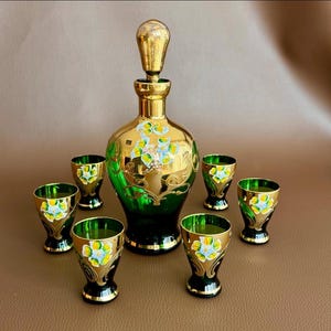 Vintage Bohemian Likörset, grüne Karaffe mit 6 Gläsern, handbemalt mit Gold und Emaille, Czech Glass, Moser Stil