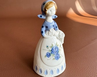 Prachtig en zeldzaam porseleinen belbeeldje "Bloemenmeisje", blauw patroon