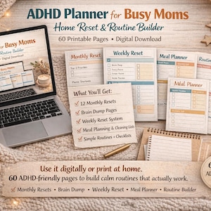 Op de afbeelding: Een afbeelding met een laptop met een "ADHD Planner for Busy Moms" ontwerp, omringd door afgedrukte plannerpagina's, een kopje koffie en decoraties. Tekst bevat "Home Reset & Routine Builder" en "60 Printable Pages".