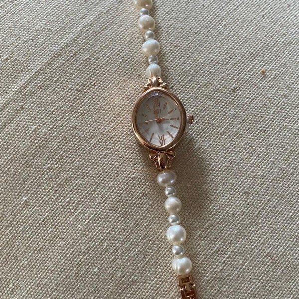 Vintage Rose Gold Women's Watch, Small Face Pearl Dainty Watch, Adjustable band, Daily use, Gift for Her, Vintage Design, Shiny Jewelry
