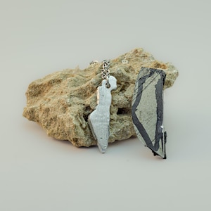 Anhänger aus einem Raketenfragment aus der Eisernen Kuppel – geformt wie das Land Israel – handgefertigte Jejuda von Eli Gross – Symbol der Hoffnung