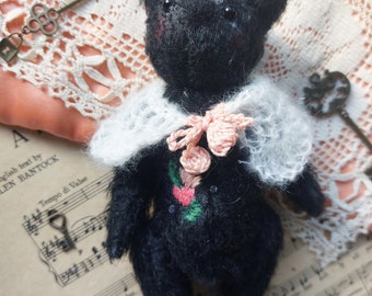 Eve ~ OOAK Black Cat Artist Doll, Geborduurde Plushie, Artist Teddy Doll, Kawaii Black Cat Teddy, Handgemaakte Teddy