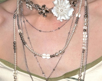 Witte bloemenchoker, gelaagde kralenkettingen, vintage geïnspireerde bloemenketting, zilveren ketting met meerdere strengen, esthetisch cadeau voor vrouwen