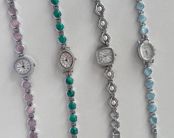 Vintage horlogeband met kralen, zilveren ovaal horloge met kleurrijke stenen schakelband, minimaal alledaags horloge, retro sieradenhorloge voor vrouwen cadeau