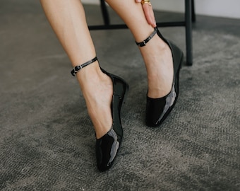 Black lace-up ballet shoes, Flat-soled boat shoes, Mary Jane's black leather shoes, Women's leather mules, elegant shoes. Shoes for the city