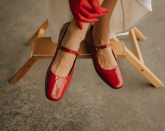 Rode ballerina's met bandje, Bootschoenen met platte zool, Mary Jane schoenen van glanzend rood leer, Leren muiltjes voor dames, Leren Mary Janes.