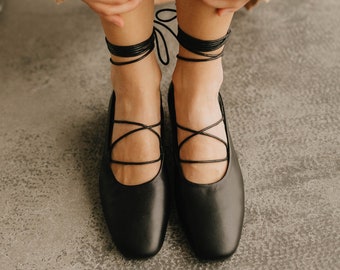 Schwarze Schnür-Ballettschuhe, Bootsschuhe mit flacher Sohle, schwarze Mary Jane-Lederschuhe, Damen-Lederpantoletten, elegante Schuhe. Schuhe für die Stadt