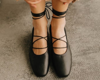 Black lace-up ballet shoes, Flat-soled boat shoes, Mary Jane's black leather shoes, Women's leather mules, elegant shoes. Shoes for the city