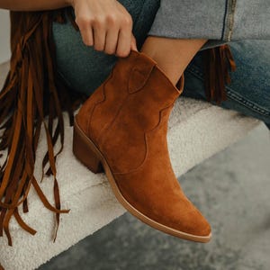 Bottes de cowboy en daim marron, bottes courtes en daim sur la fermeture éclair, bottes de cowboy sur le talon