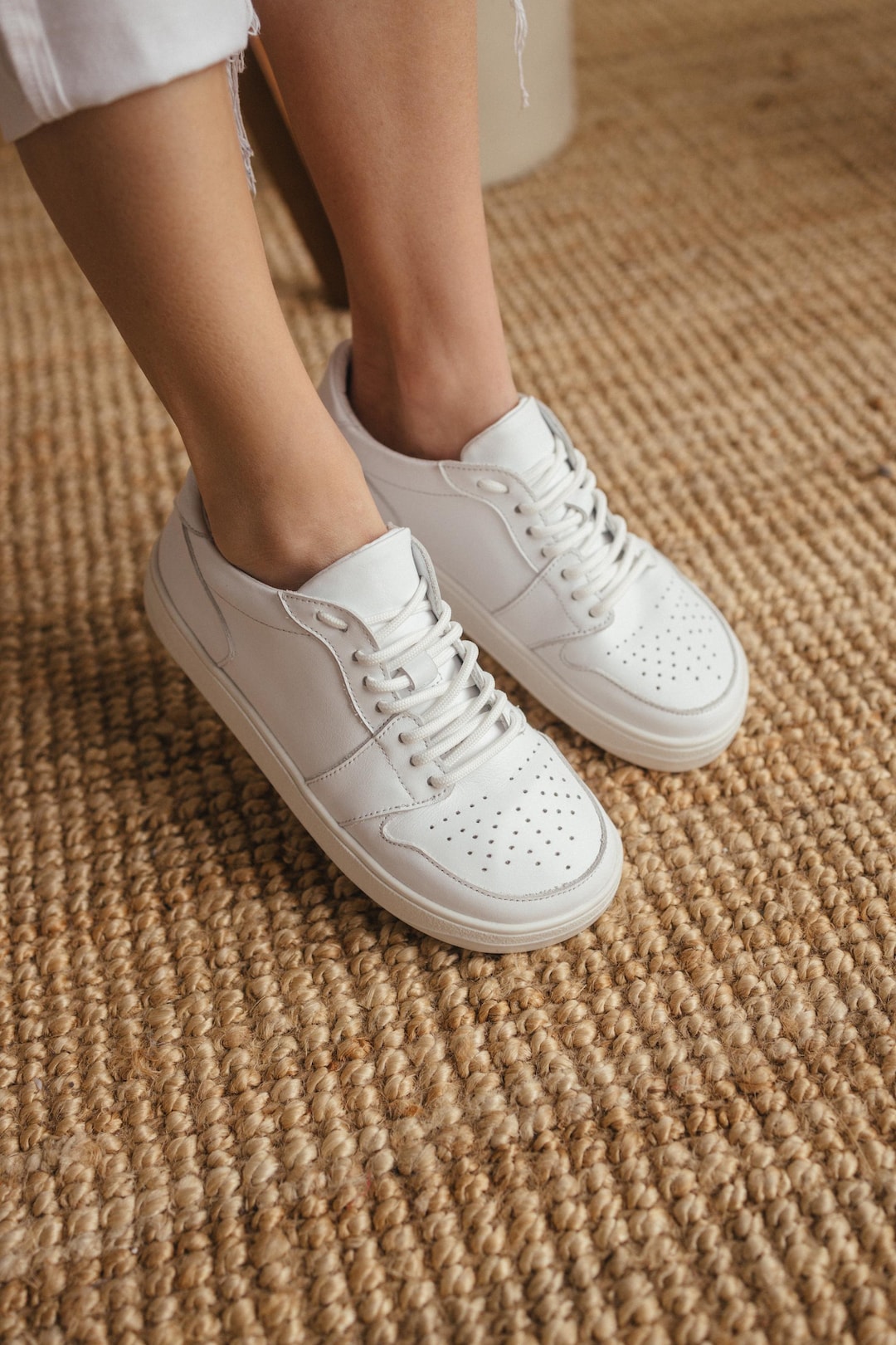 Weiße Sneaker aus Naturleder mit Perforation – Bequeme stylische
