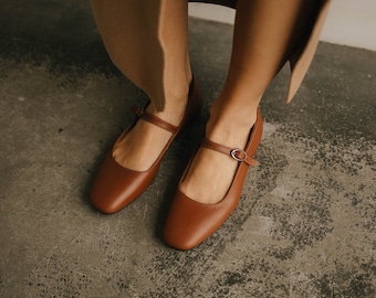 Brown ballerinas with strap, Flat-soled boat shoes, Mary Jane's brown leather shoes, Women's leather mules, elegant shoes Shoes for the city