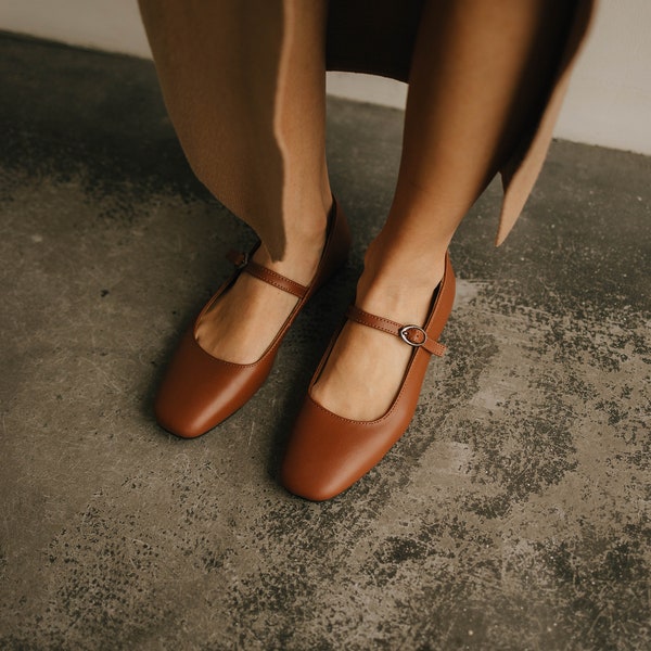 Brown ballerinas with strap, Flat-soled boat shoes, Mary Jane's brown leather shoes, Women's leather mules, elegant shoes Shoes for the city