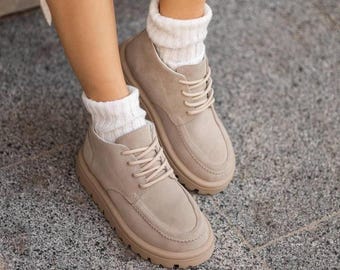 Stivaletti alla caviglia in camoscio beige, stivali da donna foderati in pile, stivali bassi autunno/inverno con suola bassa