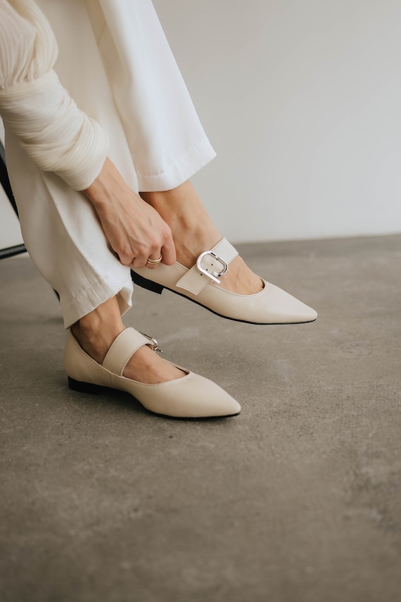 Mary Jane ballet flats, low heels, classic mules, light beige leather Mary Janes, pointed toe pumps. Shoes for every day. Women's mules.