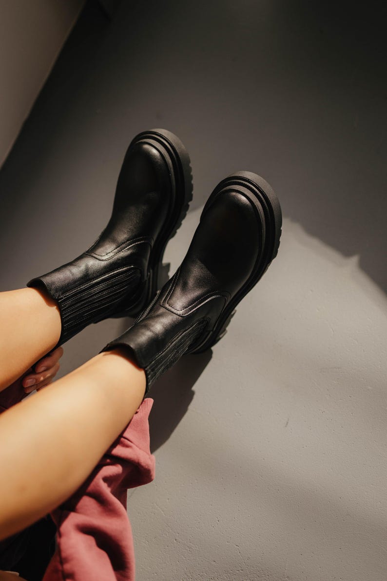 Stylish black chelsea boots with durable lightweight sole