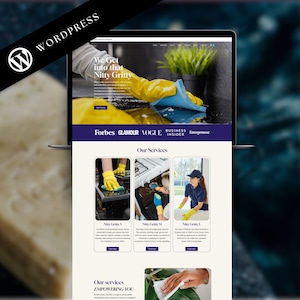 Könnte beinhalten: Ein Laptop-Bildschirm zeigt eine Website mit dem Text "We Get into that Nitty Gritty". Die Website präsentiert Reinigungsdienste, mit Bildern von Personen, die gelbe Handschuhe tragen. Das WordPress-Logo ist sichtbar.