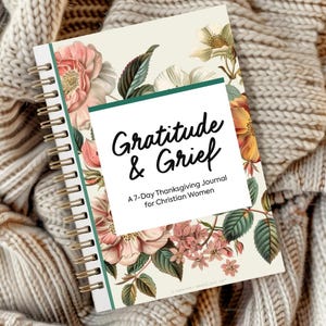Puede incluir: Un diario con espiral con un diseño floral con rosas rosas y amarillas. La portada tiene un cuadrado blanco con las palabras "Gratitude & Grief" y "A 7-Day Thanksgiving Journal for Christian Women".