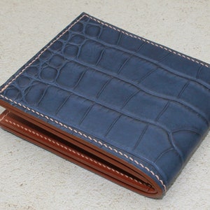 Cartera de cocodrilo azul mate con interior de Baranil