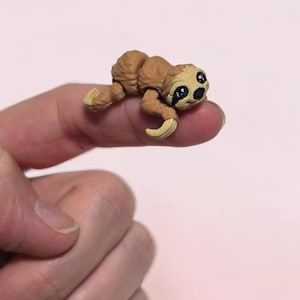Leniwiec Fingerling, drukowany w 3D, przegubowy, miniaturowy leniwiec (1–2 cale) | Malutki pupil na biurku | Urocze zwierzątko kieszonkowe | Zabawka sensoryczna | MatMire Makes