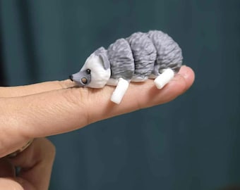 Mascota de escritorio Nano Hedgehog (2") – Articulada, posable, adorable