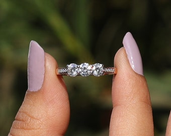 Anello semplicemente nuziale con tre pietre a taglio rotondo / anello coltivato in laboratorio / anello di fidanzamento Anello passato presente futuro.