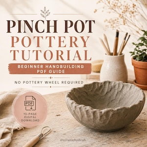 Puede incluir: Una guía digital en PDF titulada PINCH POT POTTERY TUTORIAL, que incluye un tutorial de 10 páginas para principiantes. La imagen muestra un cuenco de arcilla gris texturizada, una herramienta de alfarería de madera y el texto NO POTTERY WHEEL REQUIRED.