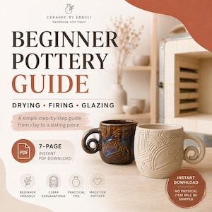 Puede incluir: Una guía digital en PDF de 7 páginas titulada Beginner Pottery Guide: Drying, Firing, Glazing. El documento presenta texto sobre un proceso paso a paso desde la arcilla hasta la pieza terminada, junto con iconos y dos tazas de cerámica con asas en espiral.