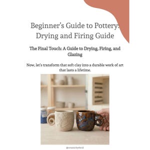 Könnte beinhalten: Ein Anfängerleitfaden für Töpferei mit dem Titel "Beginner's Guide to Pottery: Drying and Firing Guide". Das Bild zeigt zwei Keramikbecher, einen beigen und einen braunen, wobei eine Hand den braunen Becher hält. Der Text lautet "The Final Touch: A Guide to Drying, Firing, and Glazing."