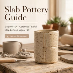 Könnte beinhalten: Ein digitaler PDF-Leitfaden mit dem Titel Slab Pottery Guide: Beginner DIY Ceramics Tutorial Step-by-Step. Das Bild zeigt einen gesprenkelten beigen Keramikbecher mit geometrischen Linien, ein kleines Gefäß mit Deckel und ein Töpferwerkzeug aus Holz.
