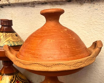 Handgefertigte marokkanische Tajine, klassisch braune Keramik, handbemaltes Design