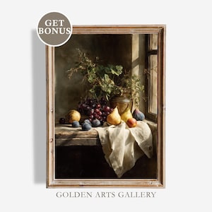 以下が含まれることがあります： 木製のテーブルと白い布の上に、ブドウ、梨、イチジク、緑の入った花瓶が置かれた額入りの静物画。絵画は暖色系の色使いで、窓の近くに配置されています。「GET BONUS」と「GOLDEN ARTS GALLERY」の文字が見えます。