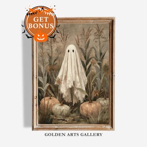 Könnte beinhalten: Ein gerahmter Kunstdruck mit einem weißen Geist, der in einem Feld aus hohem, trockenem Gras und Maisstängeln steht, umgeben von mehreren blassorangen und weißen Kürbissen. Der Text GET BONUS und GOLDEN ARTS GALLERY ist zu sehen.