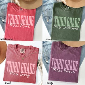T-shirt personnalisé pour enseignant(e) de CE2 - Couleurs confortables - T-shirt pour la rentrée scolaire - Cadeau pour enseignant(e) - T-shirt avec le nom de l'enseignant(e) de CE2 - GGC381 image 10