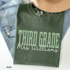 T-shirt personnalisé pour enseignant(e) de CE2 - Couleurs confortables - T-shirt pour la rentrée scolaire - Cadeau pour enseignant(e) - T-shirt avec le nom de l'enseignant(e) de CE2 - GGC381 image 7