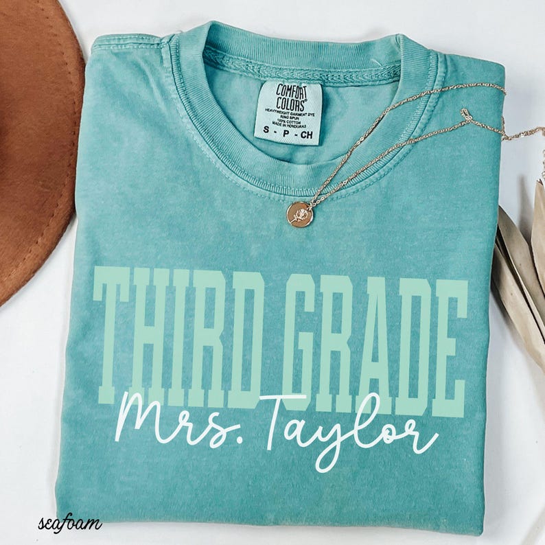 T-shirt personnalisé pour enseignant(e) de CE2 - Couleurs confortables - T-shirt pour la rentrée scolaire - Cadeau pour enseignant(e) - T-shirt avec le nom de l'enseignant(e) de CE2 - GGC381 image 3