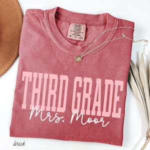 T-shirt personnalisé pour enseignant(e) de CE2 - Couleurs confortables - T-shirt pour la rentrée scolaire - Cadeau pour enseignant(e) - T-shirt avec le nom de l'enseignant(e) de CE2 - GGC381 image 4