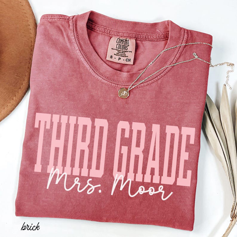 T-shirt personnalisé pour enseignant(e) de CE2 - Couleurs confortables - T-shirt pour la rentrée scolaire - Cadeau pour enseignant(e) - T-shirt avec le nom de l'enseignant(e) de CE2 - GGC381 image 4