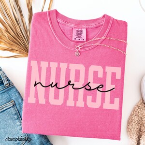 Chemise d'infirmière diplômée Chemise d'infirmière T-shirt d'infirmière Chemise d'infirmière autorisée Chemise d'école d'infirmières Cadeau d'infirmière Couleurs de confort T-shirt d'infirmière T-shirt d'infirmière cadeau image 3