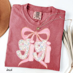 Gigi Shirt Gift For Gigi Tshirt Mother's Day Gift For Grandma Gifts Coquette Bow Gigi Shirt Comfort colors Baby Announcement Tee Grandmother Bild 6