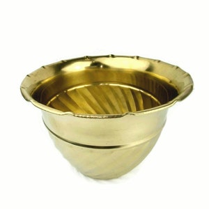 Pode incluir: Um vaso de metal dourado com um design canelado. O vaso tem uma borda festonada e uma base larga.